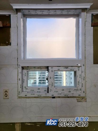 벽면에 고정된 창호 프레임과 주변 타일 시공 상태