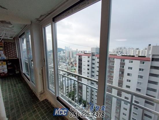 벽돌 벽면이 드러난 발코니 창호 철거 현장