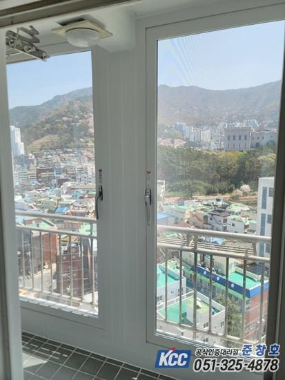 흰색 창호 프레임과 검은색 타일 바닥이 보이는 현장