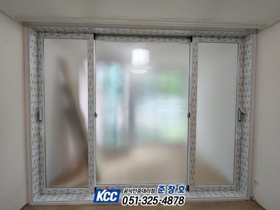 KCC 로고가 표시된 화이트 창호 프레임