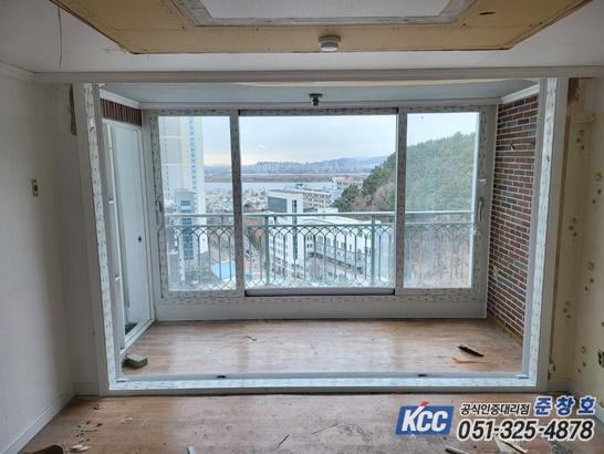 벽돌 벽면과 흙바닥이 보이는 발코니의 창호 설치 과정