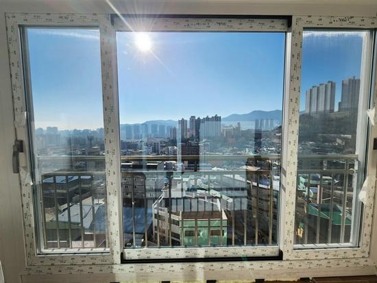 창틀 주변을 정리하며 시공하는 과정