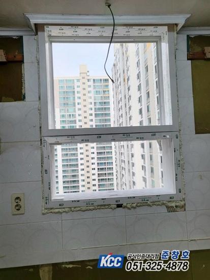 타일 마감 벽면에 설치된 창호 프레임과 시멘트 흔적