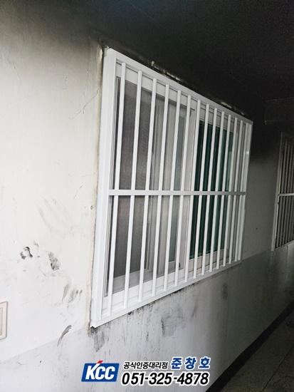 벽면 얼룩이 보이는 창호 설치 근접샷