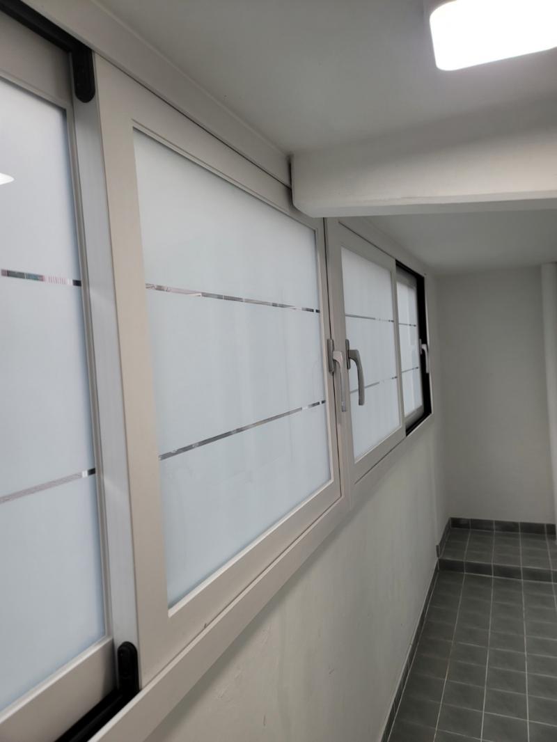 보호 필름이 부착된 창호가 설치 중인 복도 모습