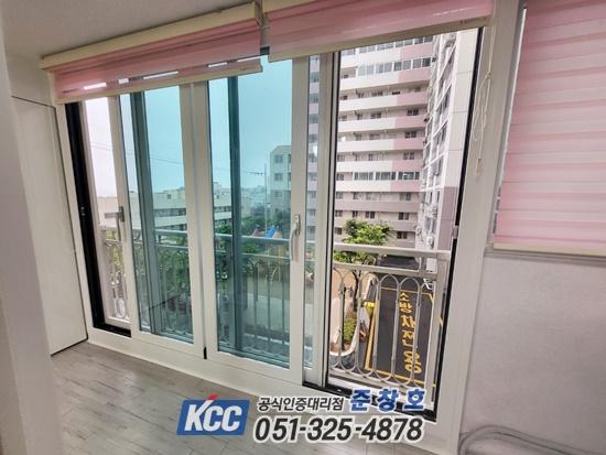 흰색 프레임의 슬라이딩 창호 시공 과정