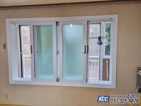 흰색 프레임과 일부 불투명 처리가 된 유리 패널