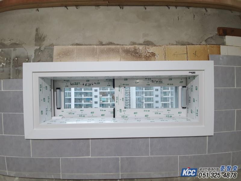 창호 프레임과 보조 보드가 설치된 시공 과정