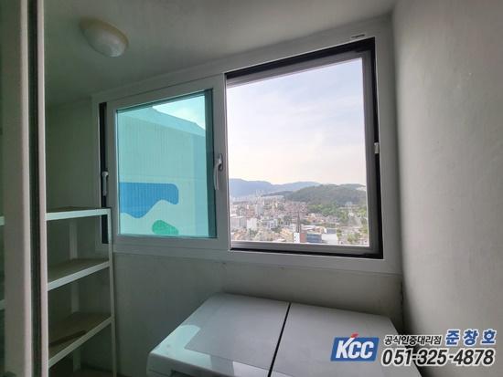 세탁기와 흰색 선반이 있는 창호 근접 모습