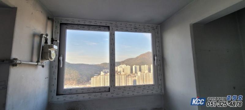 벽면 배관과 전기 박스가 설치된 창호 시공 단계