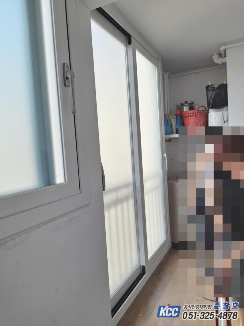 실내 수납장 옆으로 매끄럽게 마감된 슬라이딩 창호 근접 샷